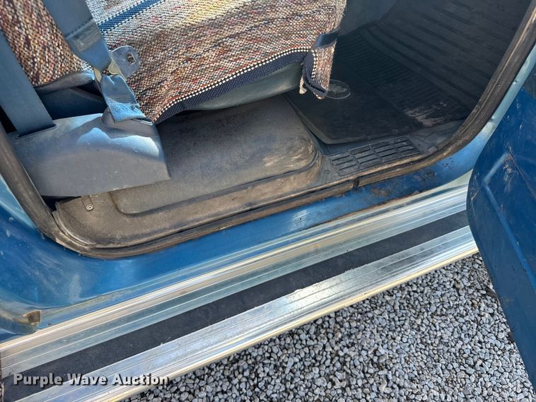 image for item ER2476 1988 GMC V3500 flatbed pickup truck