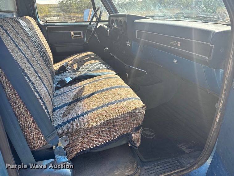 image for item ER2476 1988 GMC V3500 flatbed pickup truck