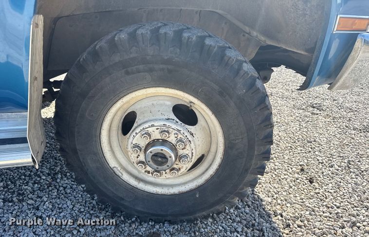 image for item ER2476 1988 GMC V3500 flatbed pickup truck