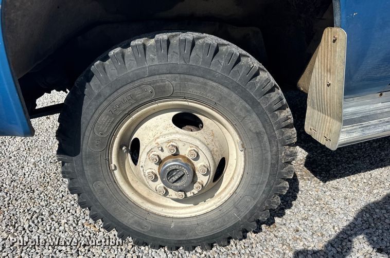 image for item ER2476 1988 GMC V3500 flatbed pickup truck