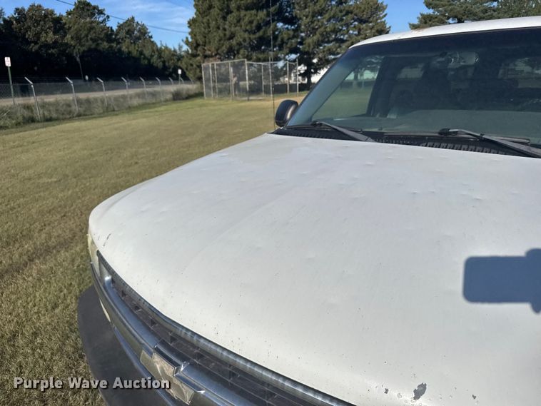 image for item ER2487 2003 Chevrolet Suburban SUV