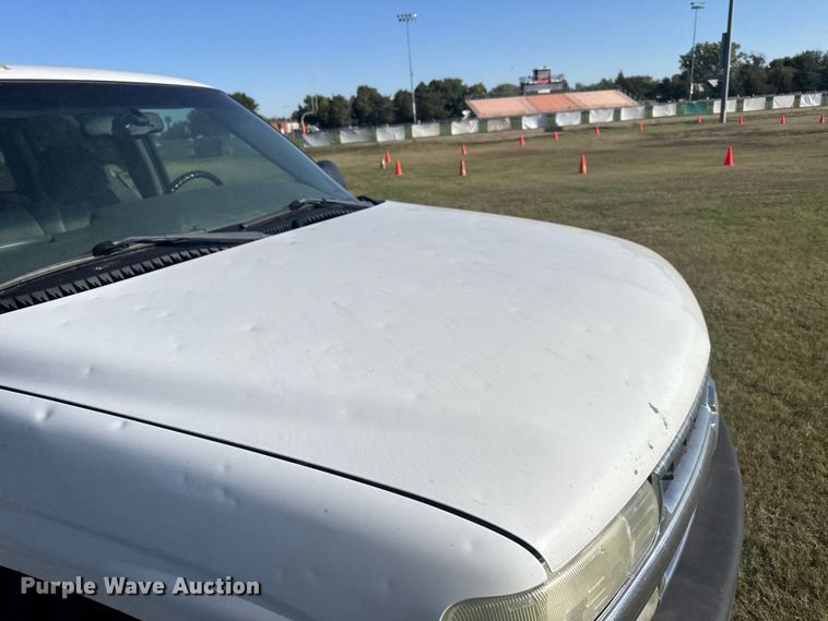 image for item ER2487 2003 Chevrolet Suburban SUV