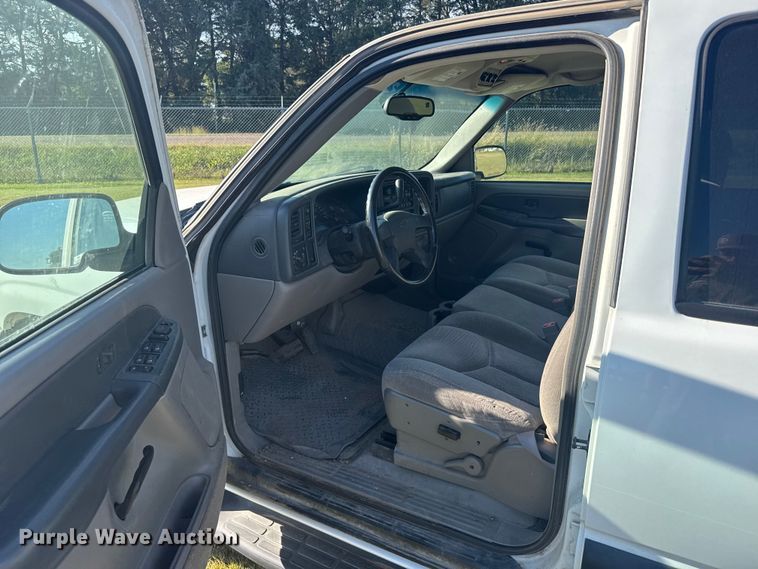 image for item ER2487 2003 Chevrolet Suburban SUV