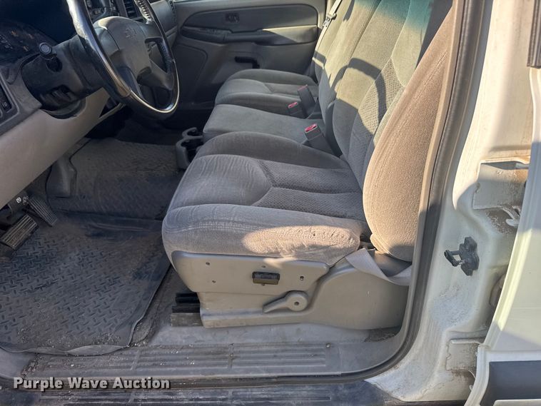 image for item ER2487 2003 Chevrolet Suburban SUV