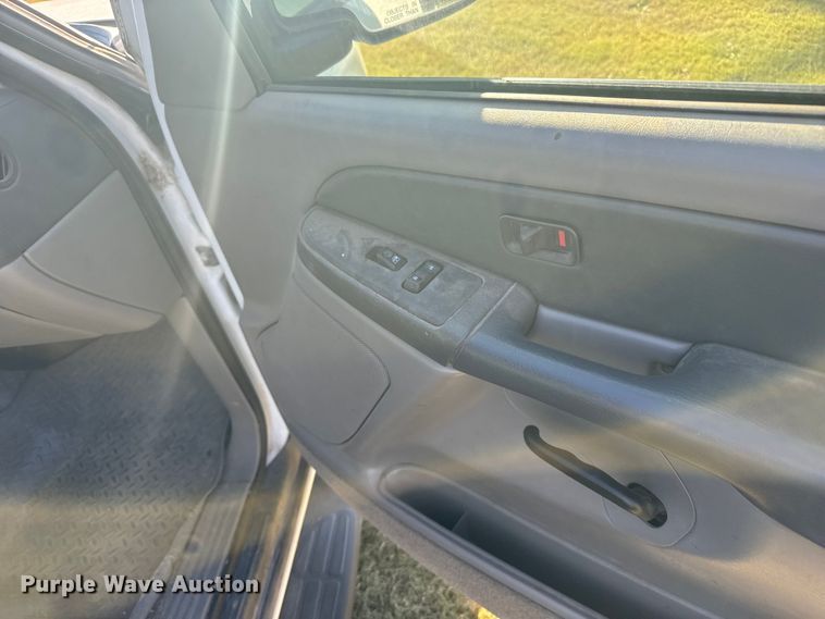 image for item ER2487 2003 Chevrolet Suburban SUV