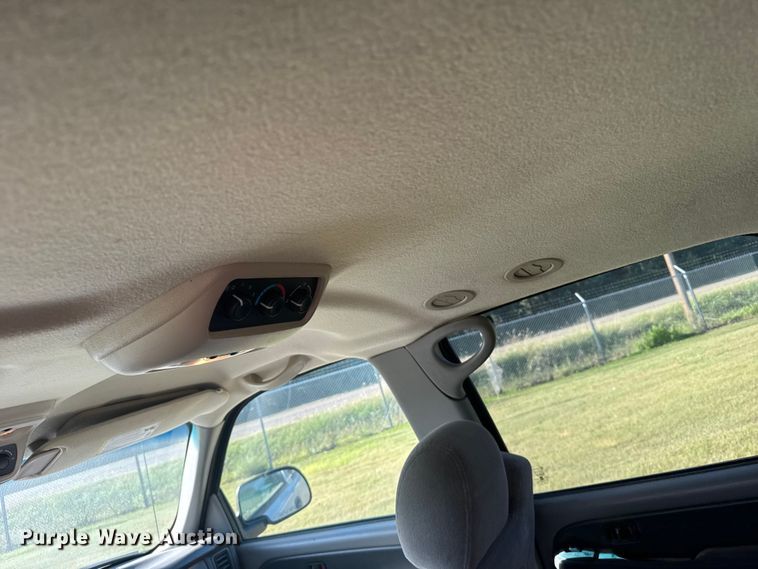 image for item ER2487 2003 Chevrolet Suburban SUV