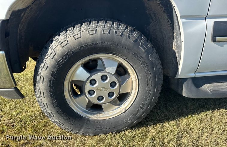 image for item ER2487 2003 Chevrolet Suburban SUV
