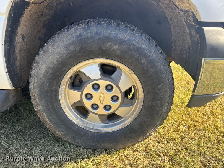 image for item ER2487 2003 Chevrolet Suburban SUV