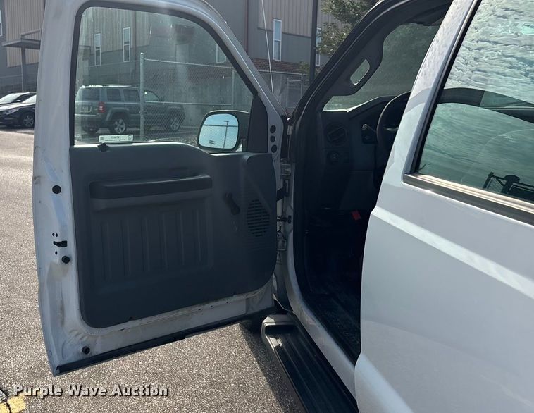 image for item ET4557 2011 Ford F250 Super Duty Crew Cab pickup truck