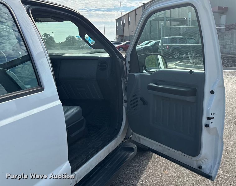 image for item ET4557 2011 Ford F250 Super Duty Crew Cab pickup truck