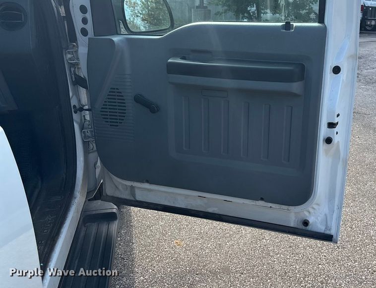 image for item ET4557 2011 Ford F250 Super Duty Crew Cab pickup truck