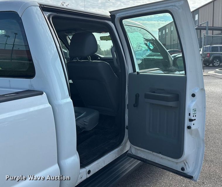 image for item ET4557 2011 Ford F250 Super Duty Crew Cab pickup truck