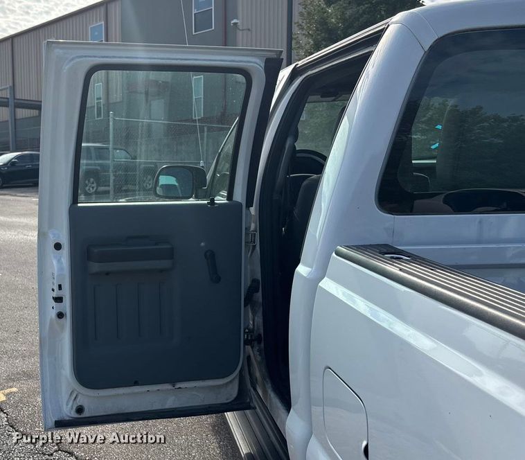 image for item ET4557 2011 Ford F250 Super Duty Crew Cab pickup truck