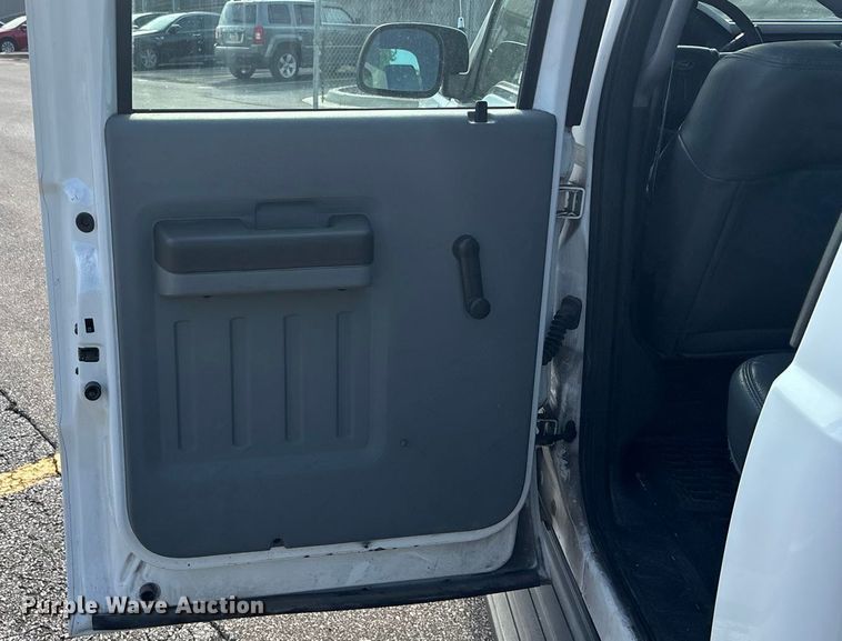 image for item ET4557 2011 Ford F250 Super Duty Crew Cab pickup truck