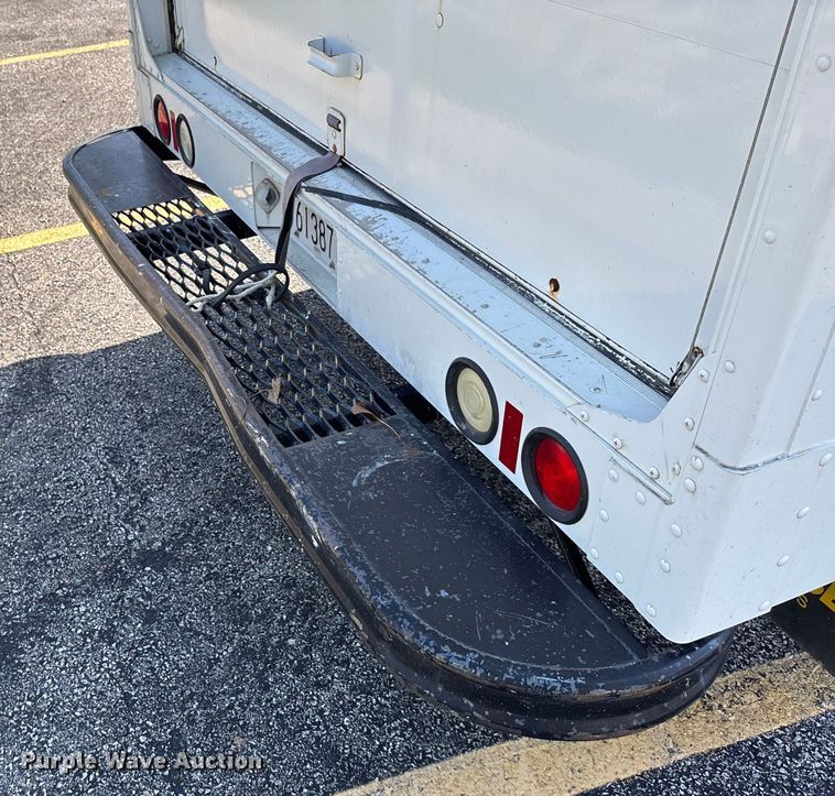 image for item ET4563 2004 Workhorse P42 delivery van