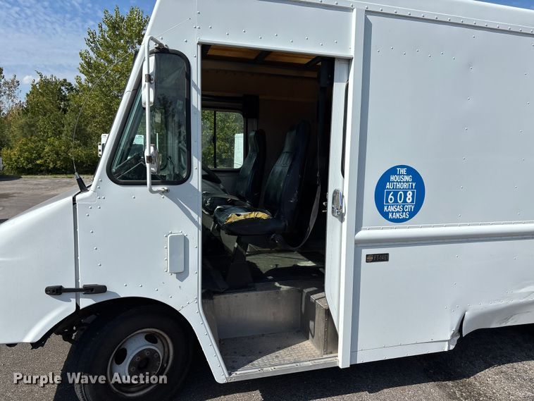 image for item ET4563 2004 Workhorse P42 delivery van