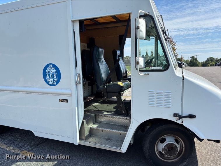 image for item ET4563 2004 Workhorse P42 delivery van