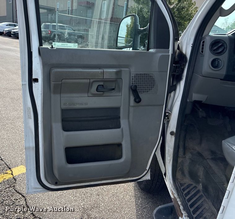 image for item ET4565 2013 Ford E350 Super Duty utility van