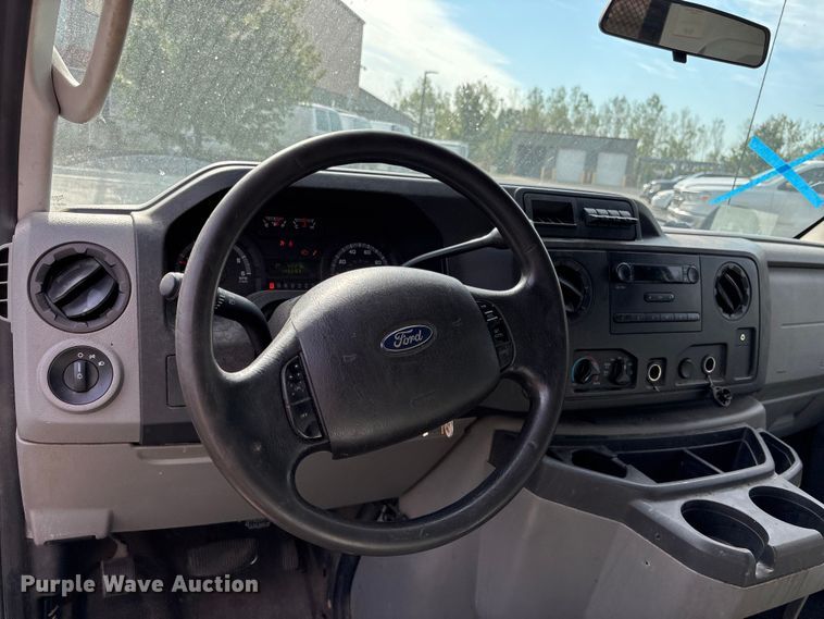 image for item ET4565 2013 Ford E350 Super Duty utility van