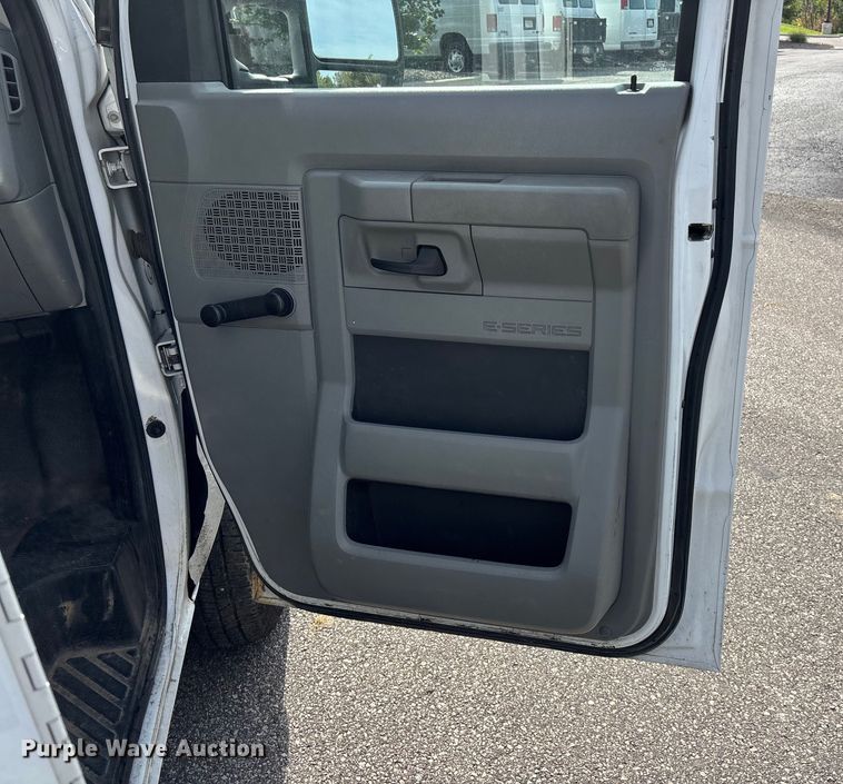 image for item ET4565 2013 Ford E350 Super Duty utility van