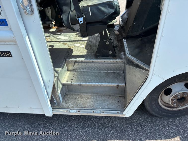 image for item ET4568 2002 Workhorse P42 delivery van