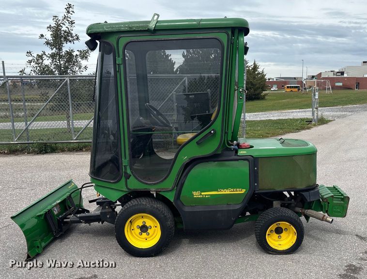 image for item ET4668 2006 John Deere 1445 Series II 4WD lawn mower