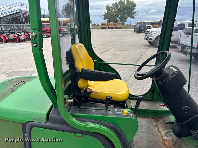 image for item ET4668 2006 John Deere 1445 Series II 4WD lawn mower