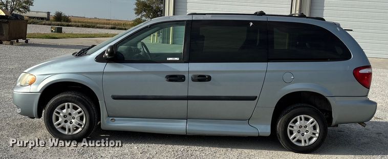 image for item ET4686 2005 Dodge Grand Caravan handicap accessible van