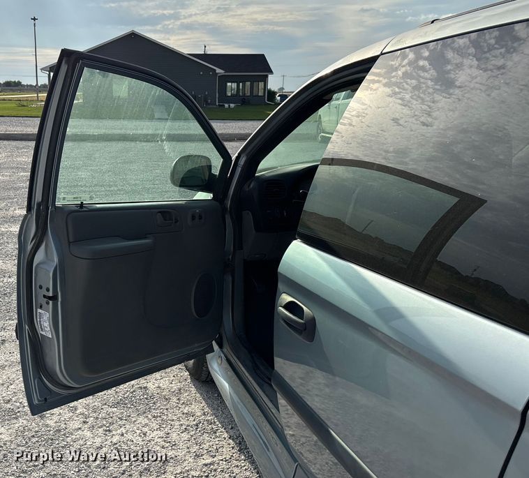 image for item ET4686 2005 Dodge Grand Caravan handicap accessible van