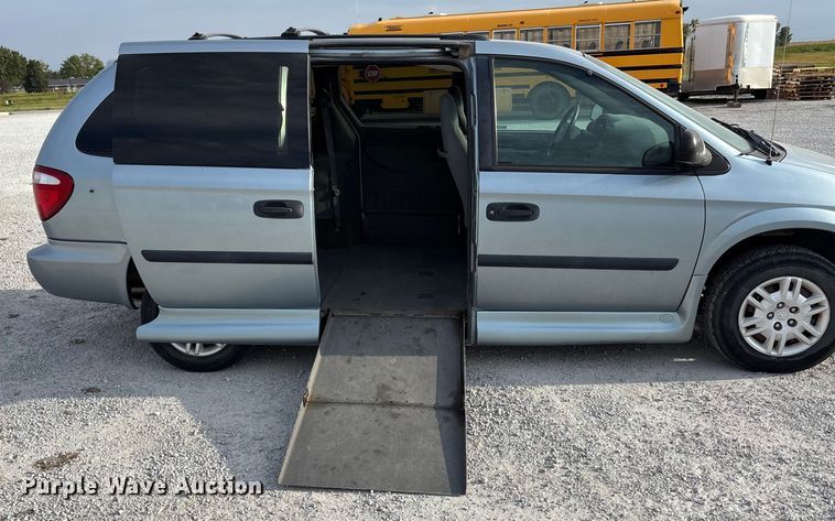 image for item ET4686 2005 Dodge Grand Caravan handicap accessible van
