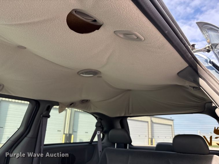 image for item ET4686 2005 Dodge Grand Caravan handicap accessible van