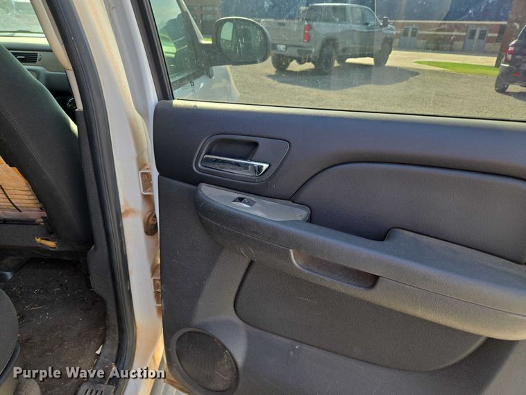 image for item EU3807 2010 Chevrolet Suburban SUV