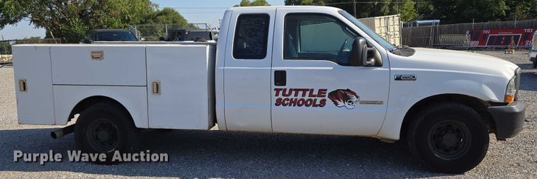 image for item EU3834 2004 Ford F250 Super Duty utility bed pickup truck