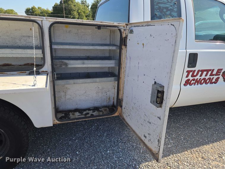 image for item EU3834 2004 Ford F250 Super Duty utility bed pickup truck