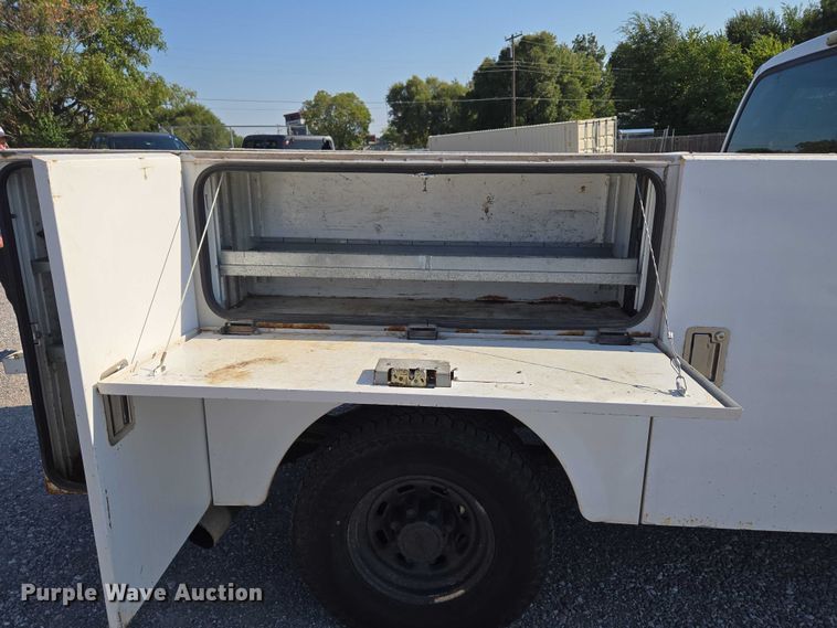 image for item EU3834 2004 Ford F250 Super Duty utility bed pickup truck