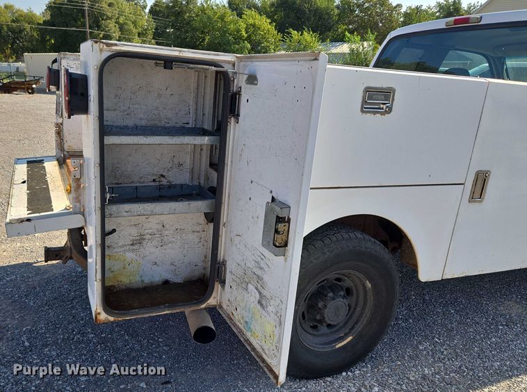 image for item EU3834 2004 Ford F250 Super Duty utility bed pickup truck