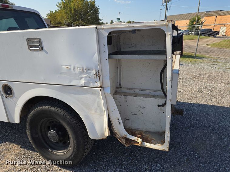 image for item EU3834 2004 Ford F250 Super Duty utility bed pickup truck