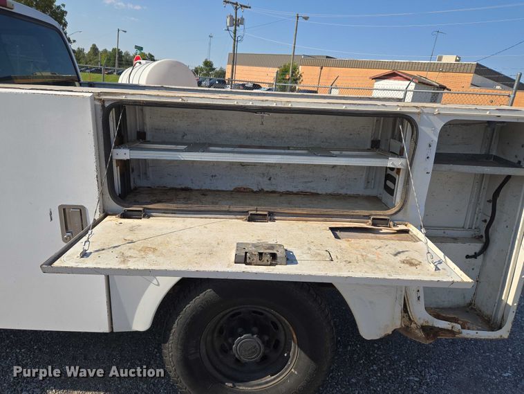 image for item EU3834 2004 Ford F250 Super Duty utility bed pickup truck