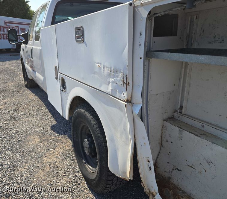 image for item EU3834 2004 Ford F250 Super Duty utility bed pickup truck