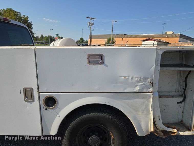 image for item EU3834 2004 Ford F250 Super Duty utility bed pickup truck