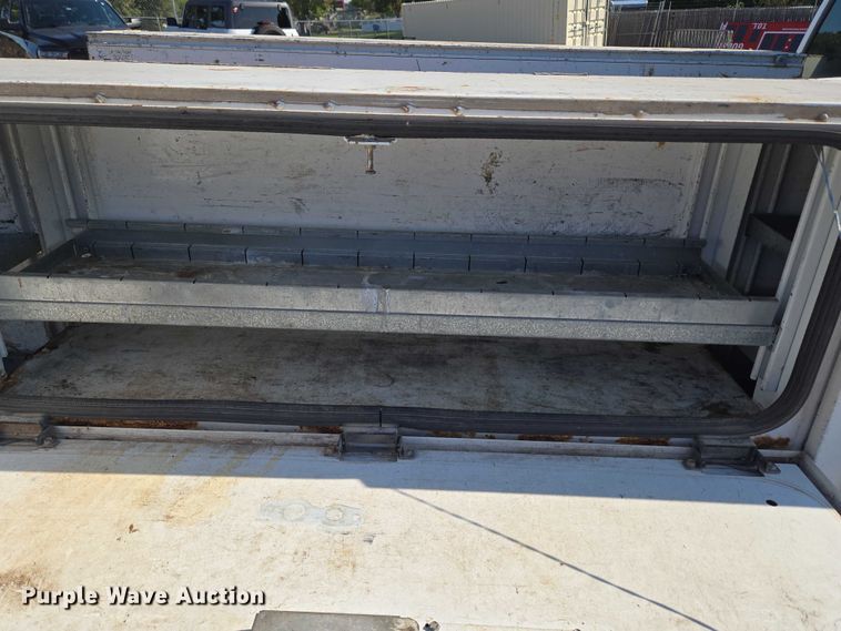 image for item EU3834 2004 Ford F250 Super Duty utility bed pickup truck