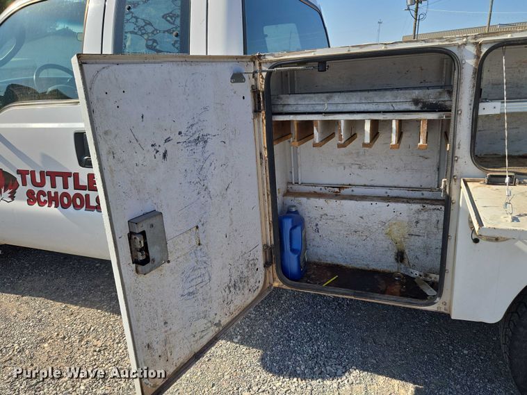 image for item EU3834 2004 Ford F250 Super Duty utility bed pickup truck