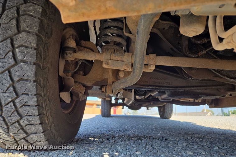 image for item EU3834 2004 Ford F250 Super Duty utility bed pickup truck