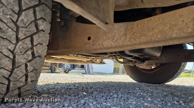 image for item EU3834 2004 Ford F250 Super Duty utility bed pickup truck