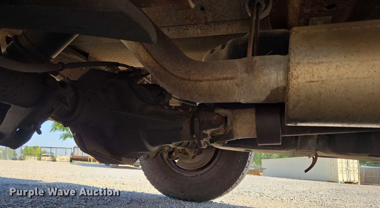 image for item EU3834 2004 Ford F250 Super Duty utility bed pickup truck