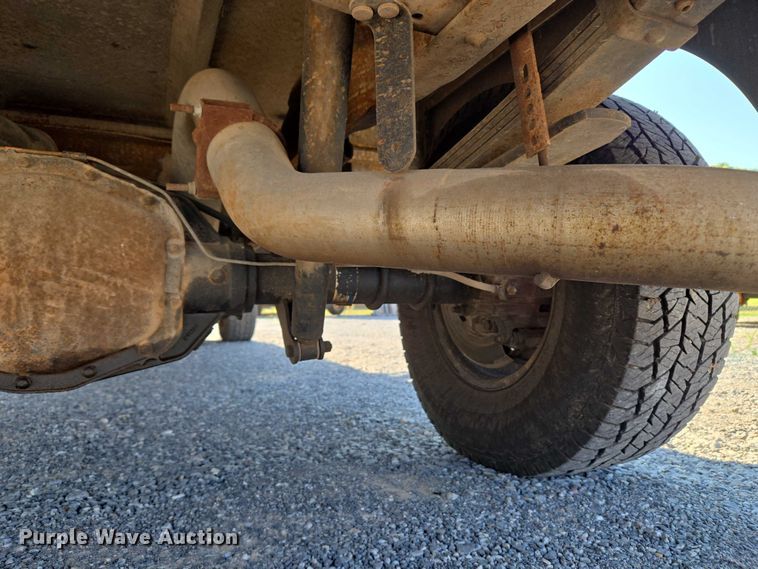 image for item EU3834 2004 Ford F250 Super Duty utility bed pickup truck