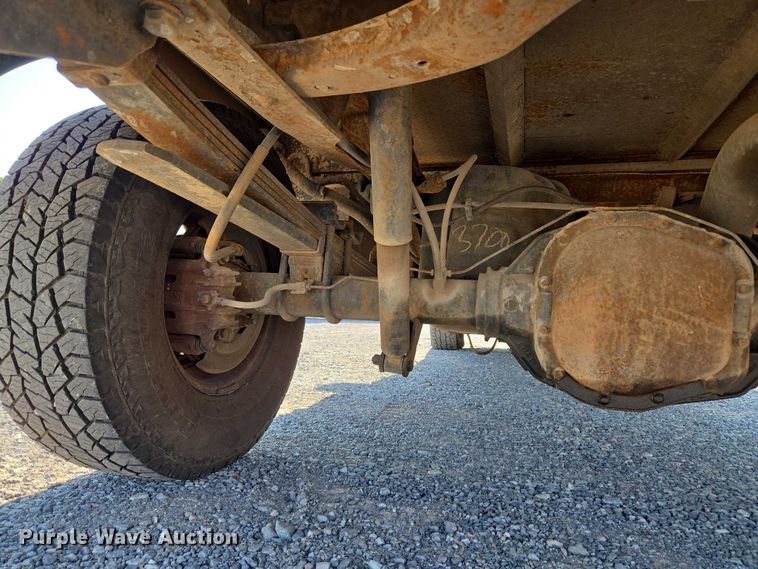 image for item EU3834 2004 Ford F250 Super Duty utility bed pickup truck