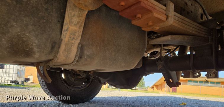 image for item EU3834 2004 Ford F250 Super Duty utility bed pickup truck