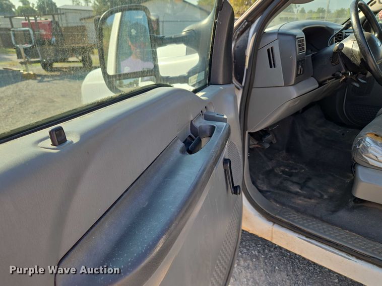 image for item EU3834 2004 Ford F250 Super Duty utility bed pickup truck