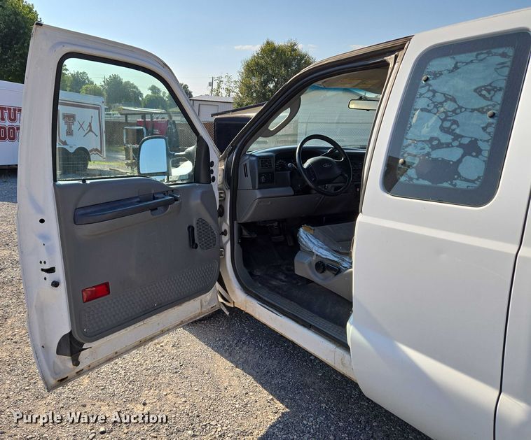 image for item EU3834 2004 Ford F250 Super Duty utility bed pickup truck